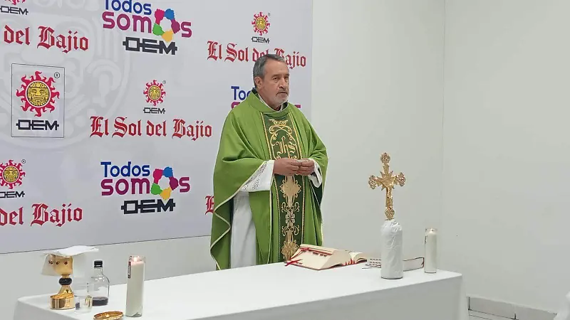 El Padre Manuel López ofició la misa 